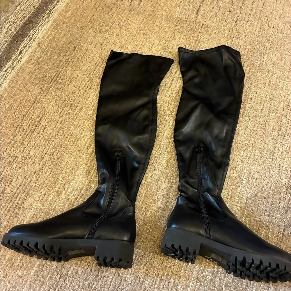 Raye Women’s Dustie Knee High Boots Size 7 Faux Leather Upper Black Lug Sole